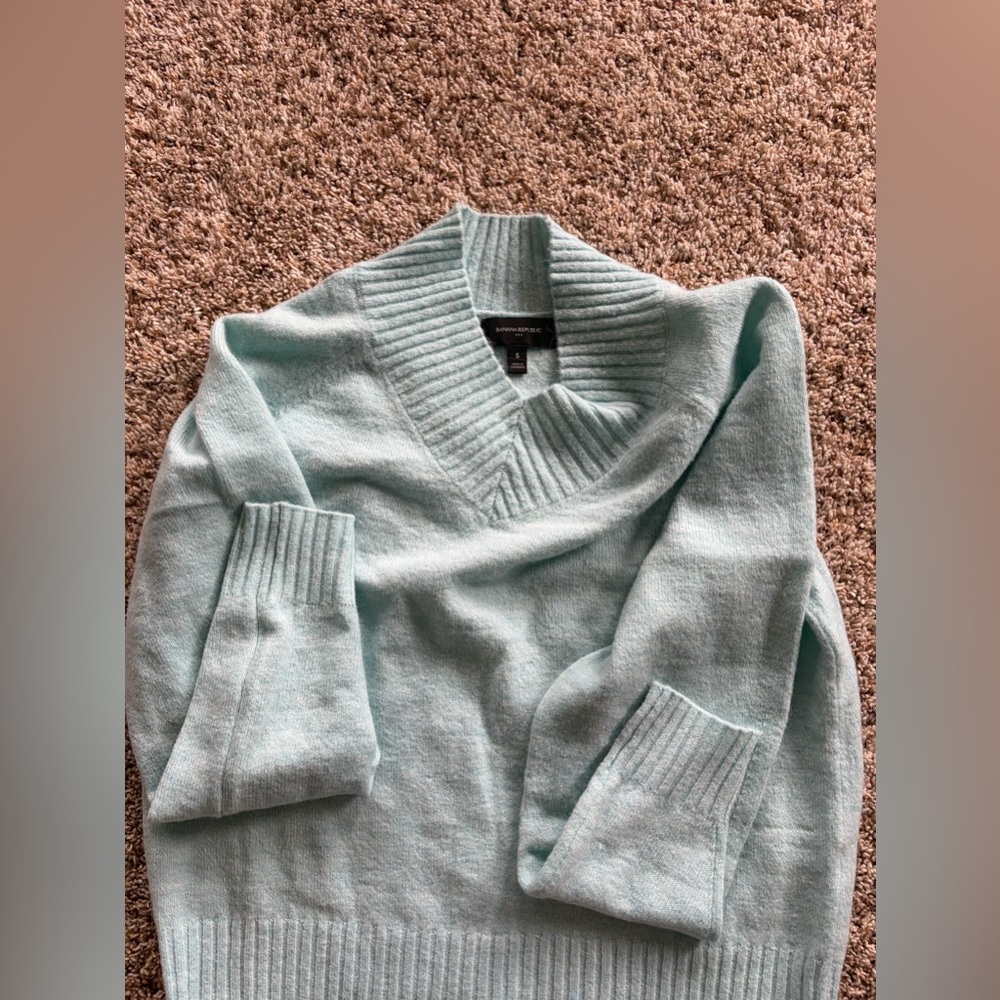 Like new Banana Republic sweater in sea green.